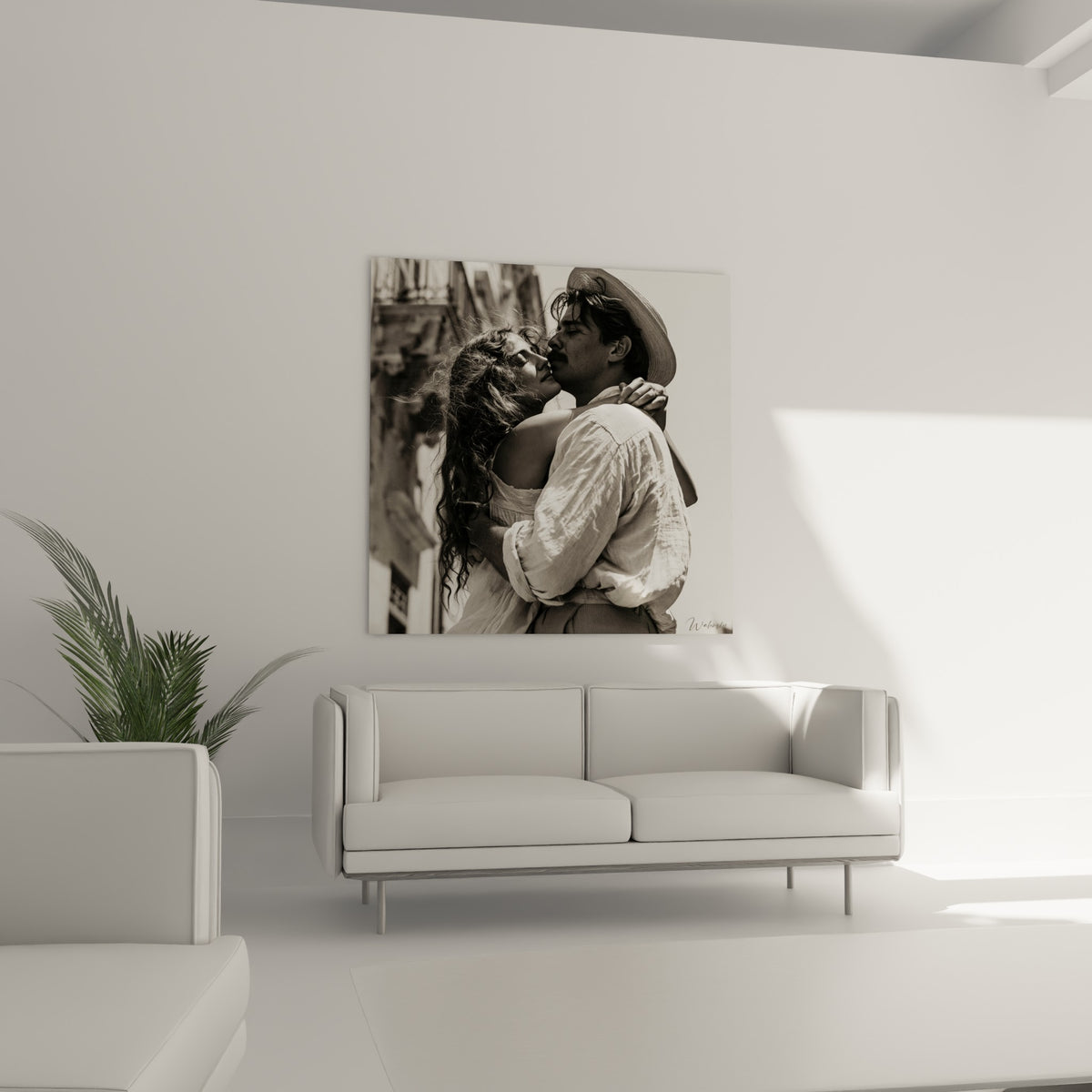 Baiser romantique en noir et blanc, épaules dénudées, tableau accroché au-dessus d'un canapé dans un salon lumineux