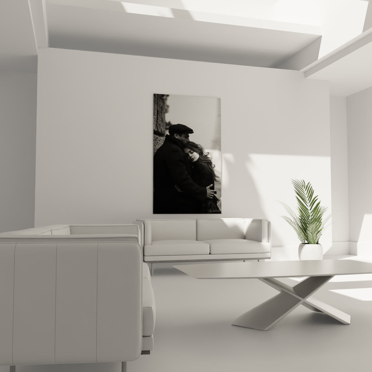 Homme et femme unis en photographie anthracite et ivoire, au-dessus d'un canapé dans un salon lumineux