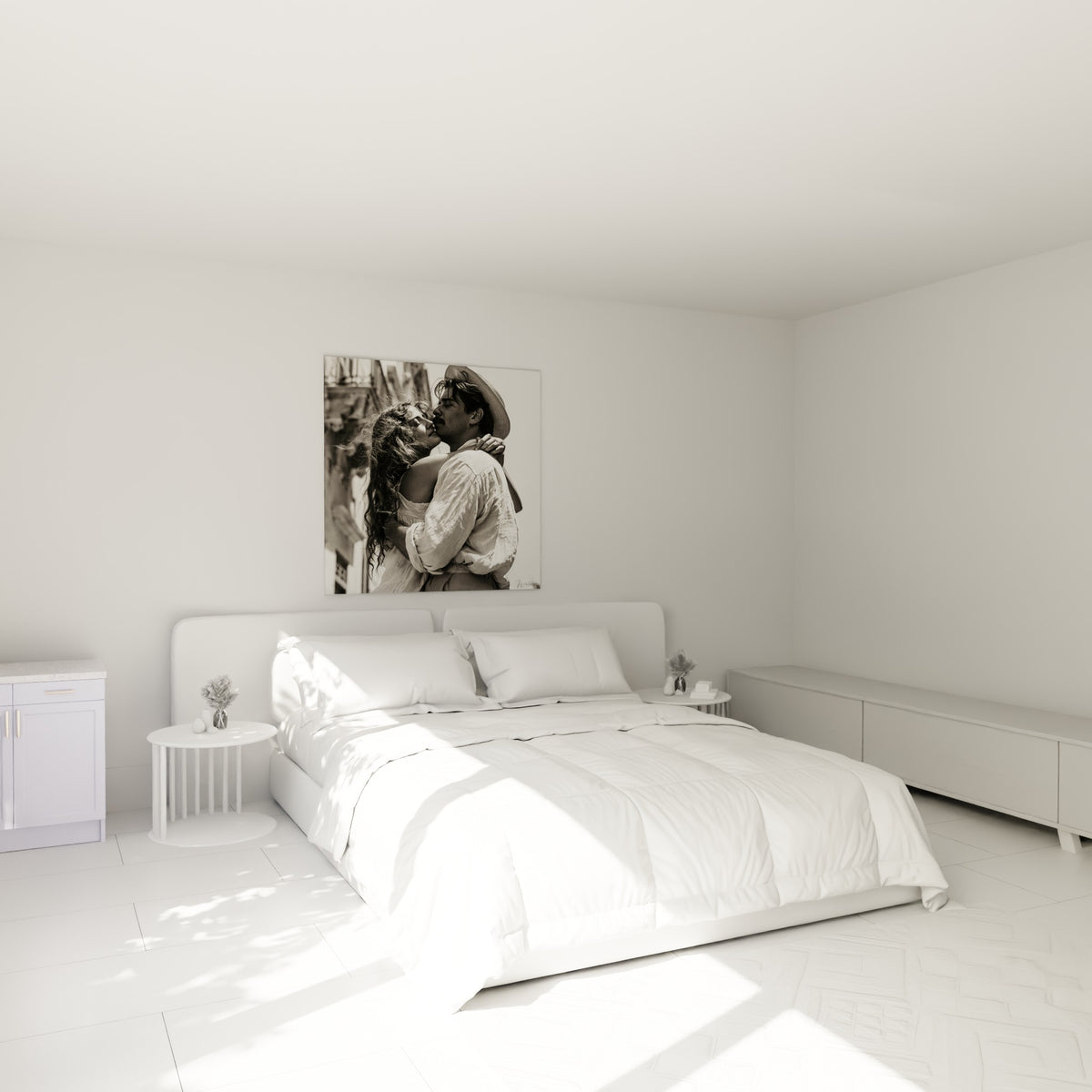 Amants enlacés en gris anthracite et blanc, tableau rétro accroché au-dessus d'un lit dans une chambre claire