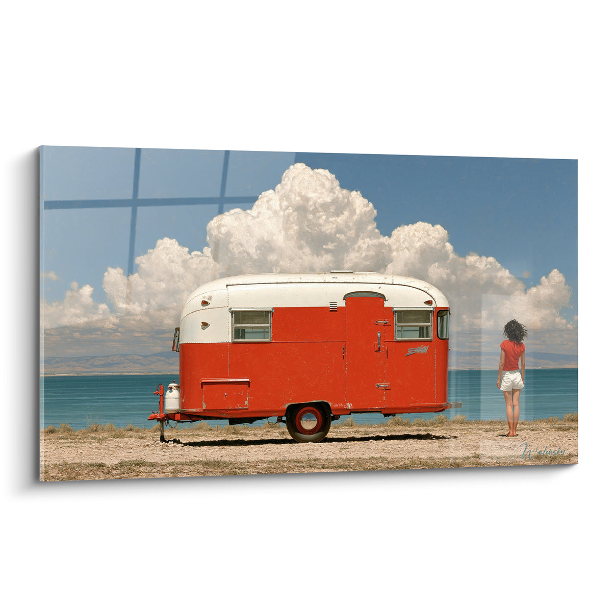 Caravane rétro rouge et blanche face à un océan bleu turquoise sous un ciel nuageux