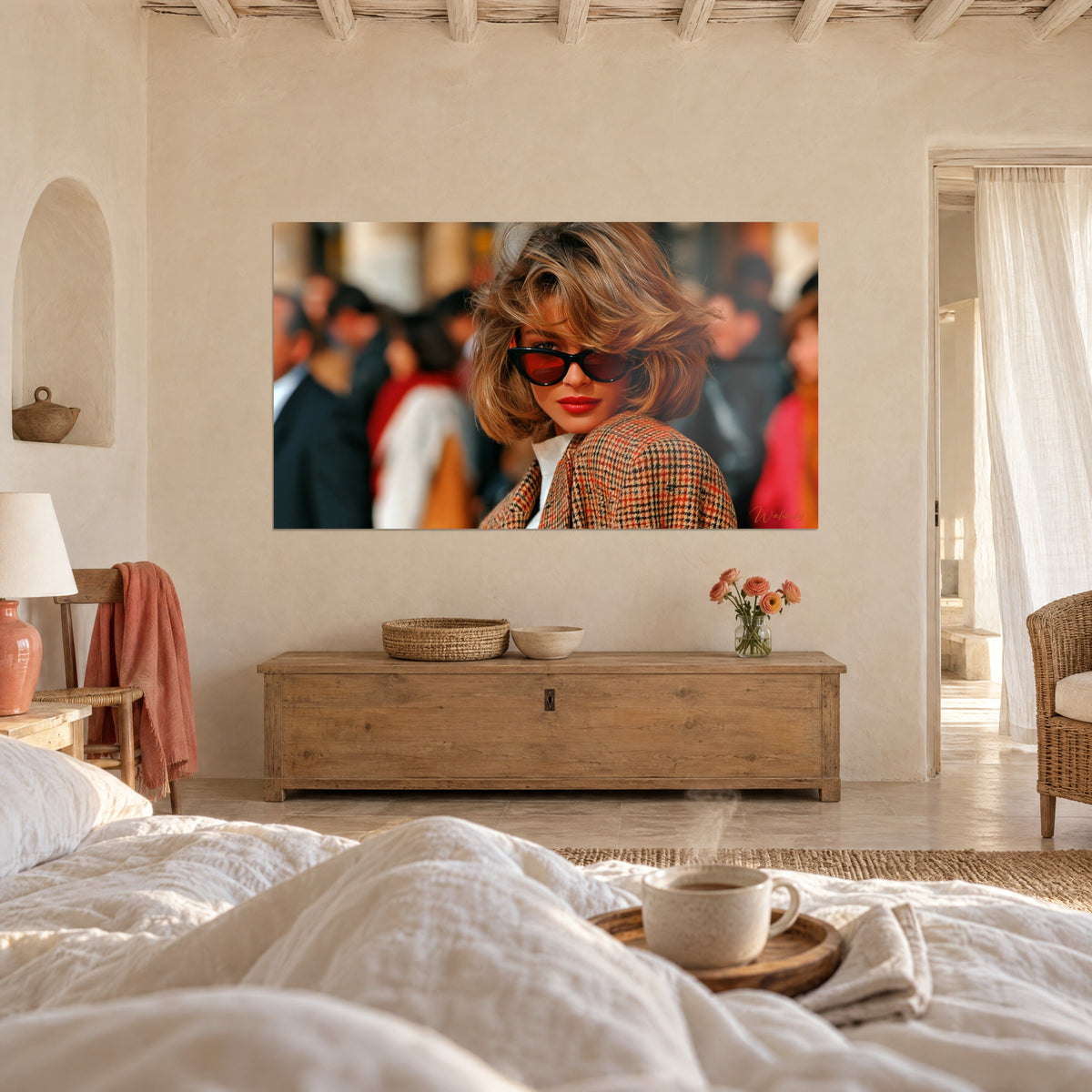 Quadro acconciatura voluminosa caramello e occhiali con lenti rosse, colletto bianco sotto il tweed, sopra un letto in una camera luminosa