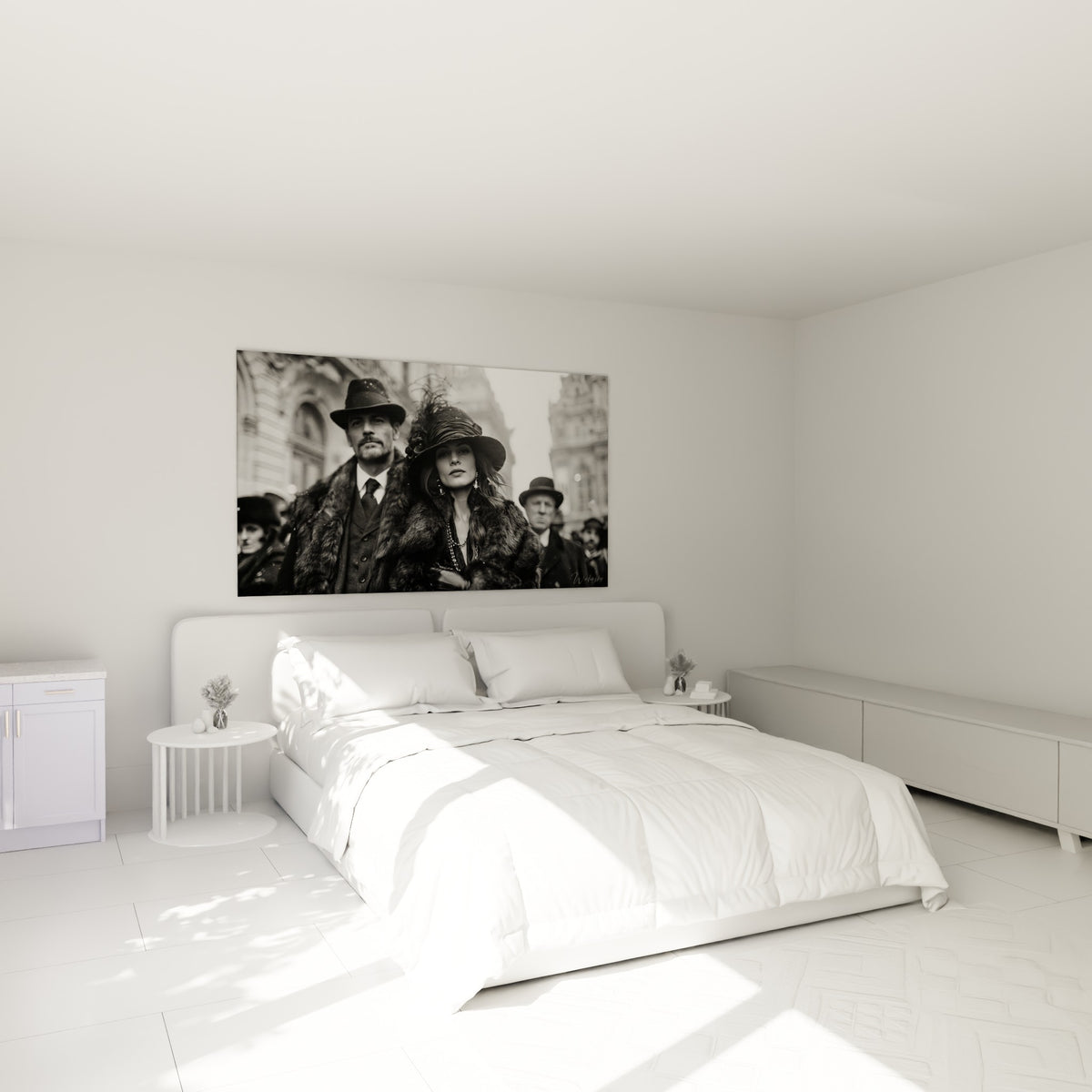 Silhouettes rétro en fourrure sombre et chapeau orné, tons gris et blanc, accrochées au-dessus d'un lit dans une chambre claire