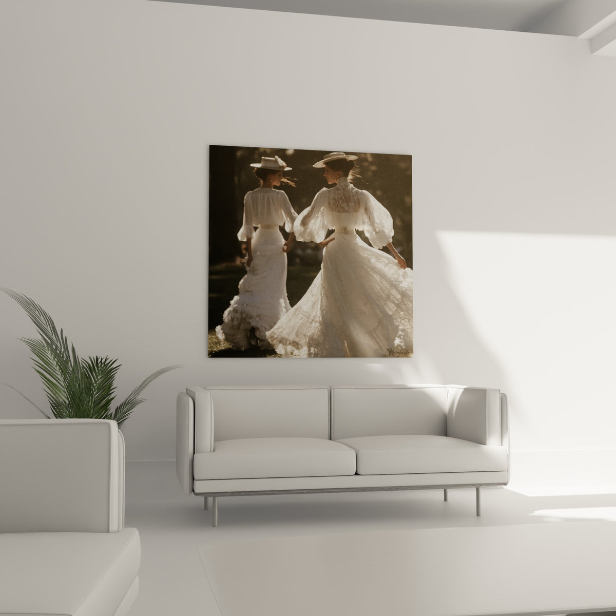Robes blanches vaporeuses baignées de lumière dorée, tableau rétro au-dessus d'un canapé dans un salon lumineux