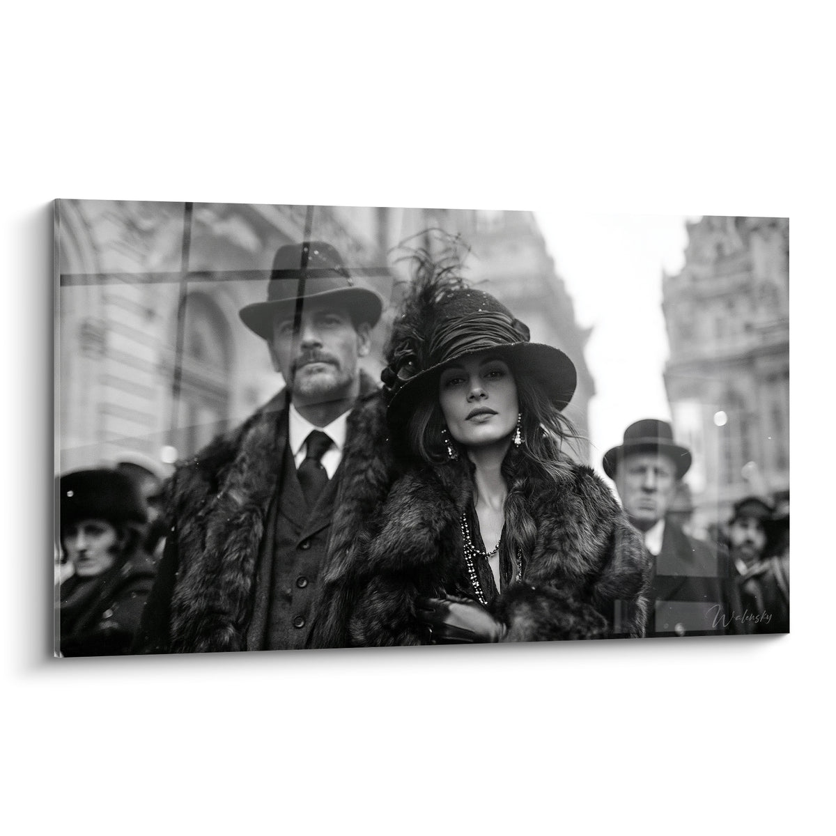 Couple élégant en noir et blanc, manteaux de fourrure anthracite et chapeau à plumes, rue floutée en arrière-plan