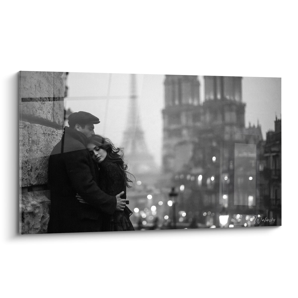 Couple enlacé en noir et blanc, tons gris et anthracite, tour Eiffel en fond brumeux