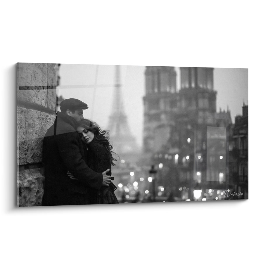 Tableau Couple parisien enlacé sous la tour Eiffel - Étreinte parisienne - Edition Vintage