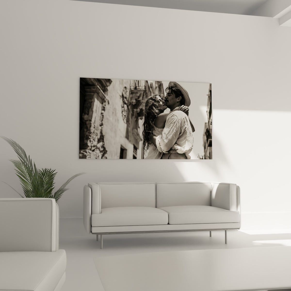 Étreinte photographiée en gris anthracite et blanc, au-dessus d'un canapé dans un salon lumineux