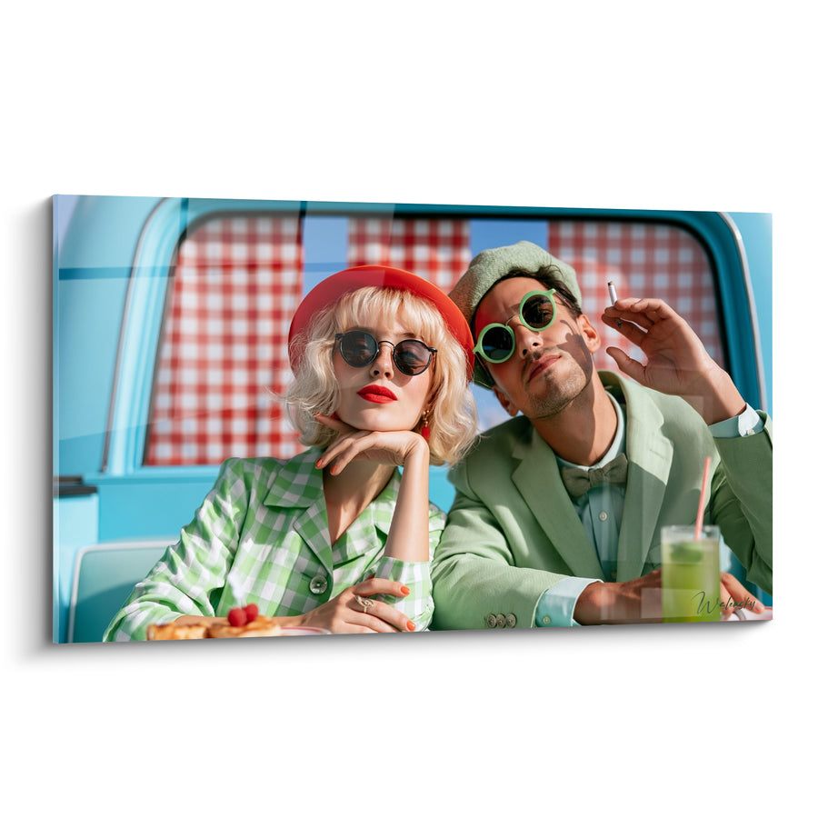 Tableau Couple rétro rouge et vert en camionnette - Escapade nonchalante - Edition Vintage