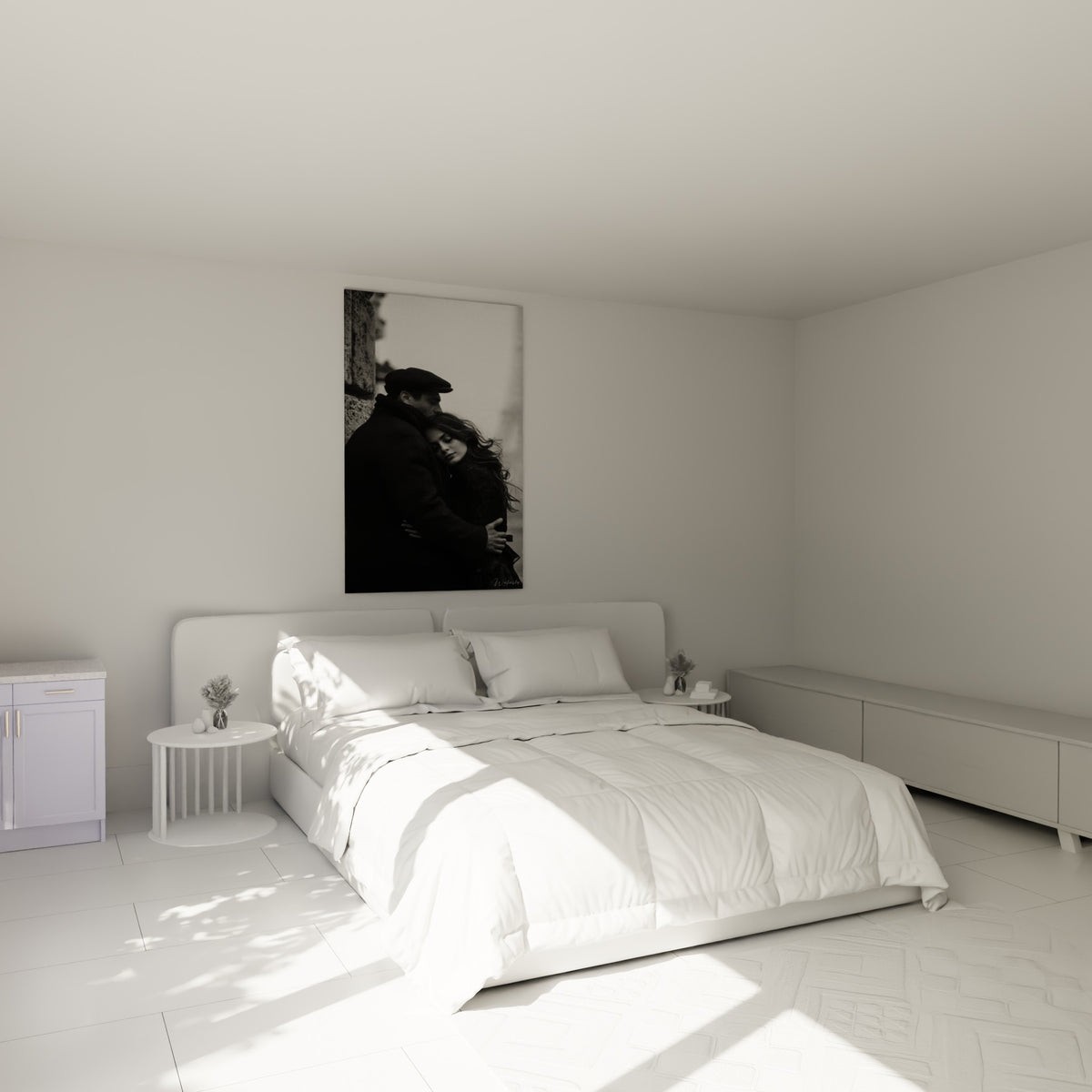 Amoureux enlacés aux tons gris et blancs, posture tendre, au-dessus d'un lit dans une chambre claire