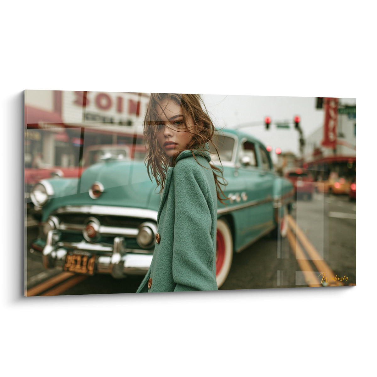 Tableau jeune femme au manteau vert menthe devant une automobile ancienne turquoise et chromée, cheveux au vent