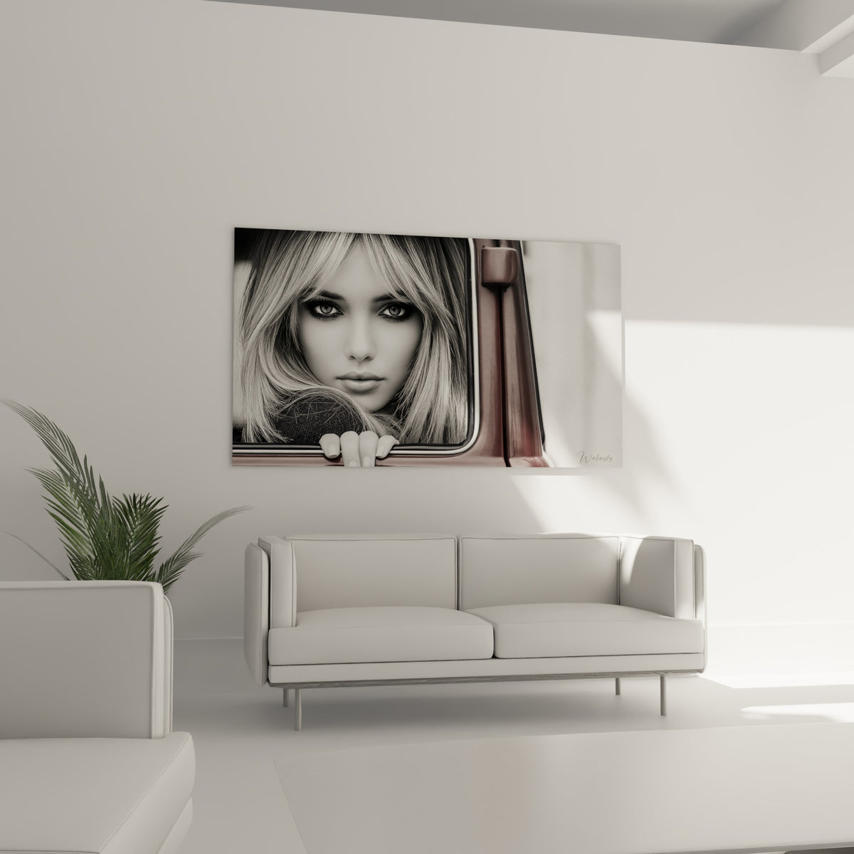 Portrait rétro d'une femme fixant l'objectif, tons gris et bruns, au-dessus d'un canapé dans un salon lumineux