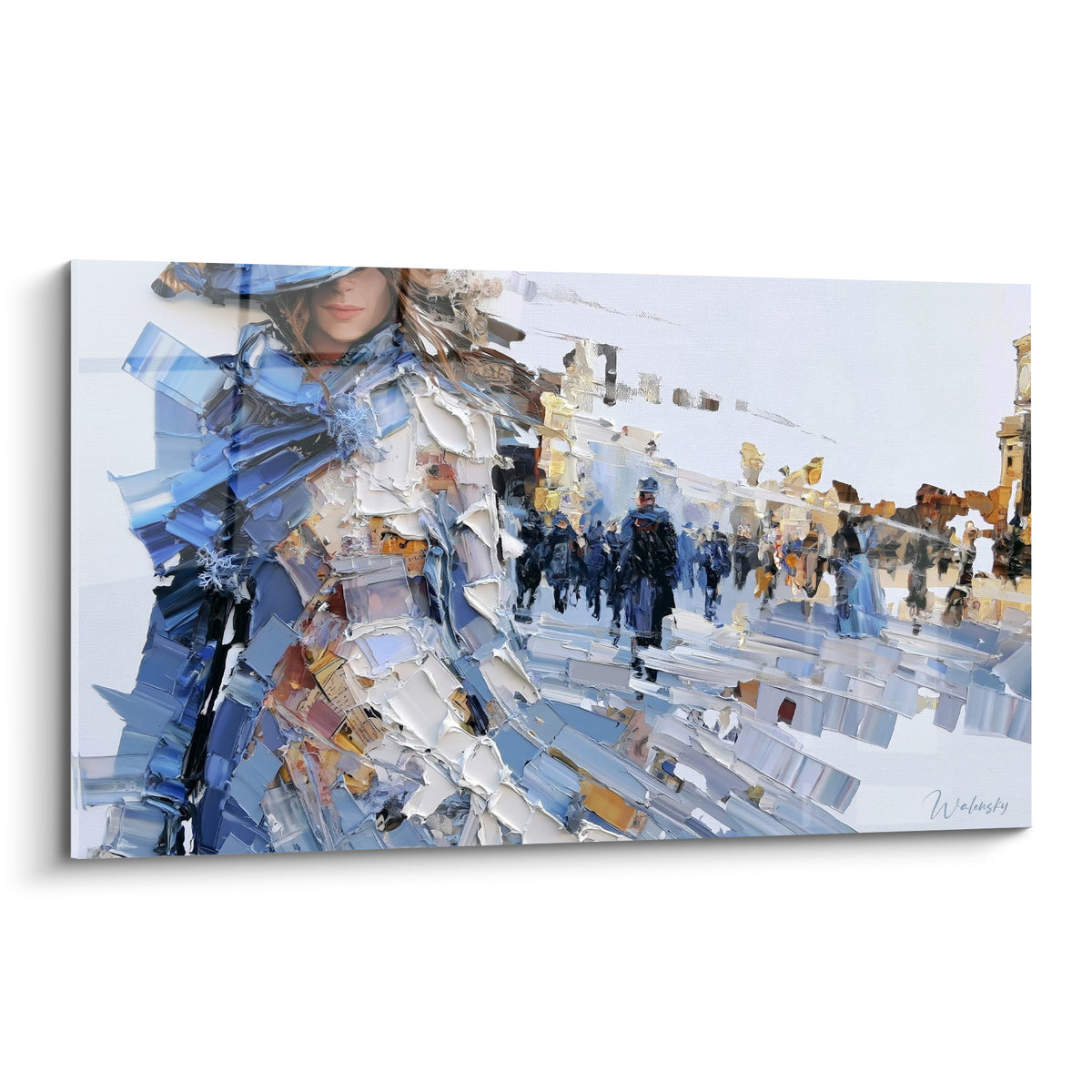 Femme au chapeau bleu marine et blanc, empâtements texturés façon mosaïque, scène urbaine dorée en fond