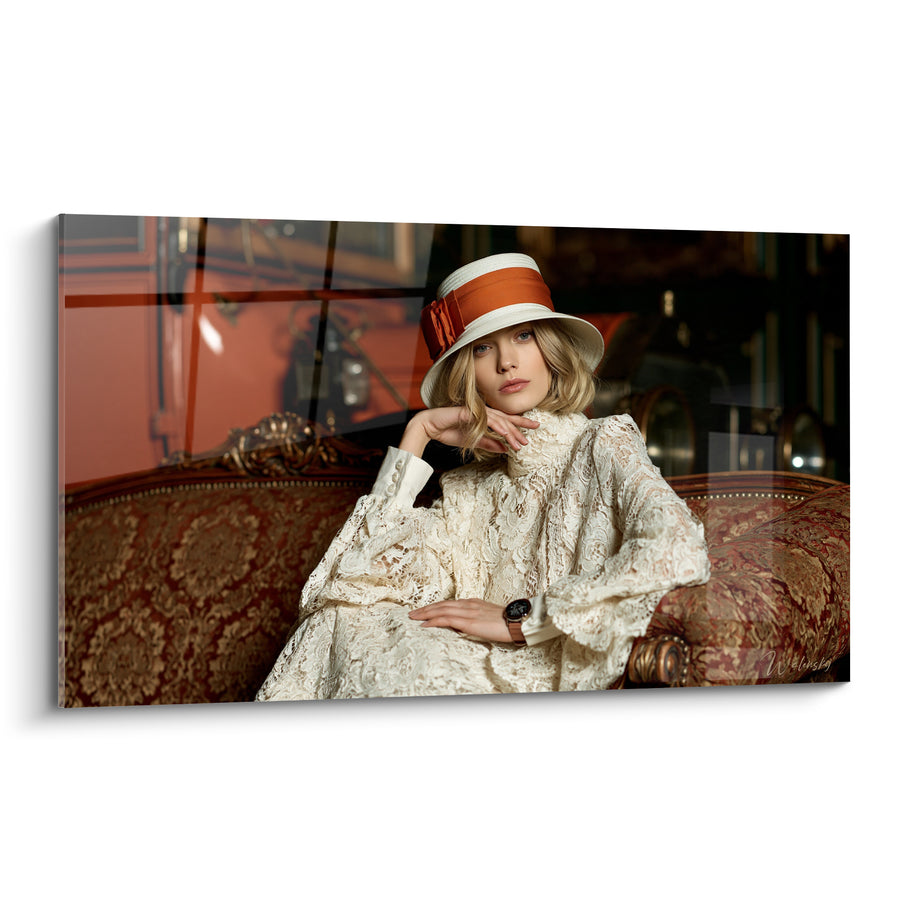 Tableau Canapé brocart rouge et doré sous chapeau roux - Repos alangui - Edition Vintage