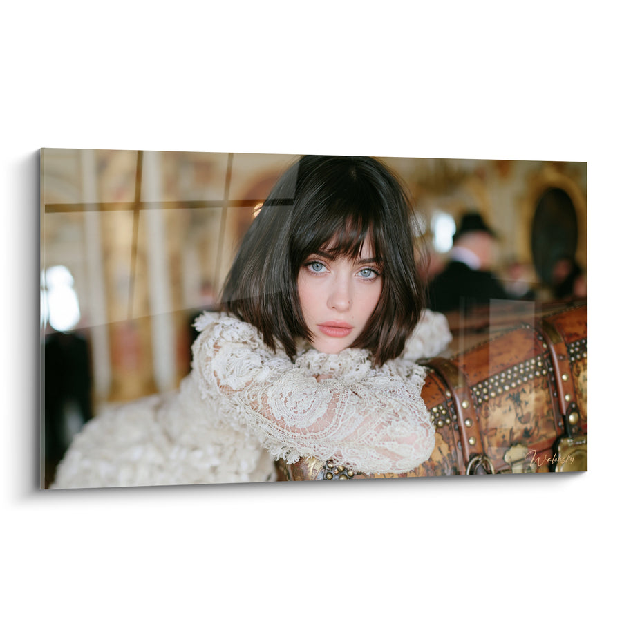 Tableau Malle en cuir brun et ivoire cloutée - Frange brune et regard clair - Edition Vintage