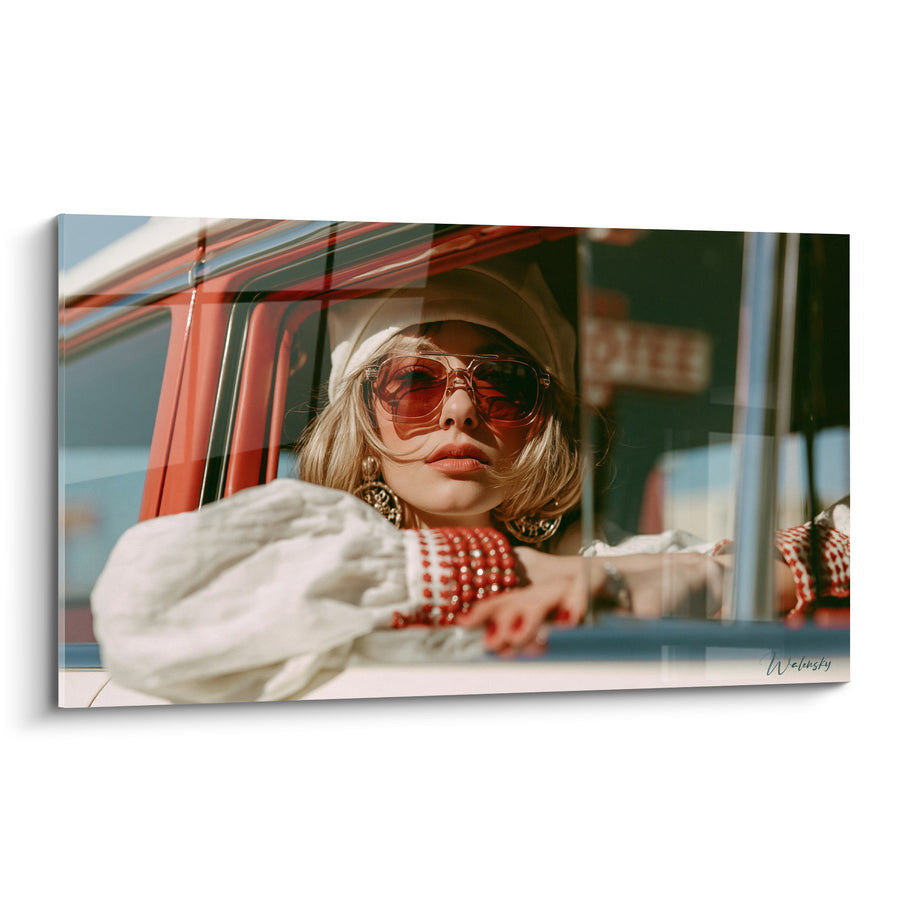 Tableau Femme blonde lunettes rouges voiture ancienne - Escapade sur la route - Edition Vintage