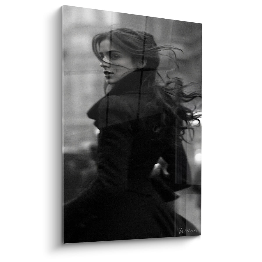 Tableau Femme aux cheveux noirs et manteau sombre - Instant furtif nocturne - Edition Vintage