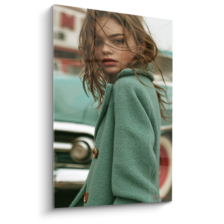 Tableau Manteau vert menthe cheveux au vent devant automobile ancienne - Regard par-dessus l'épaule - Edition Vintage