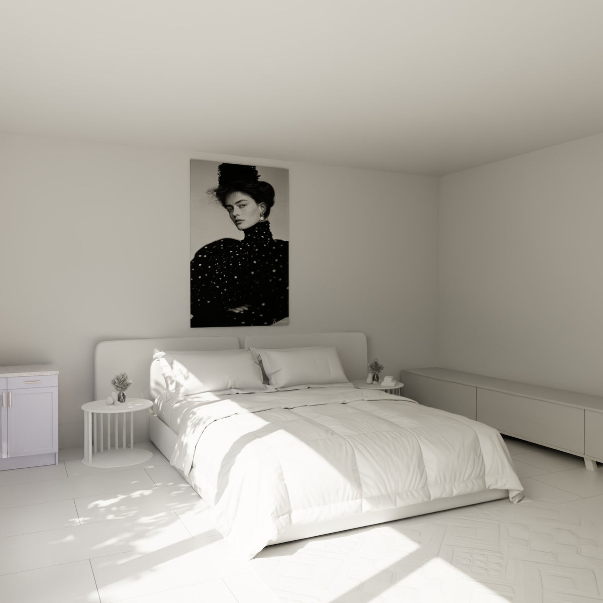 Femme au regard intense, tissu noir constellé de reflets blancs, au-dessus d'un lit dans une chambre claire