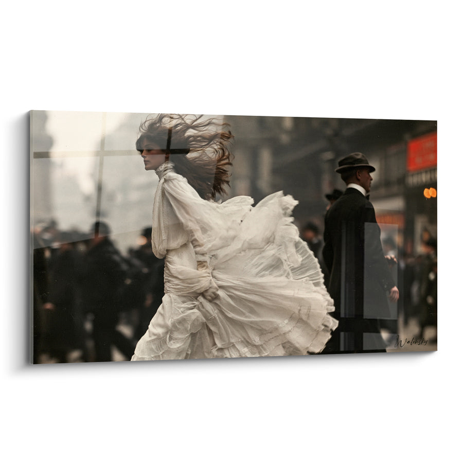 Tableau Femme robe blanche cheveux noirs voletants - Échappée dans le temps - Edition Vintage