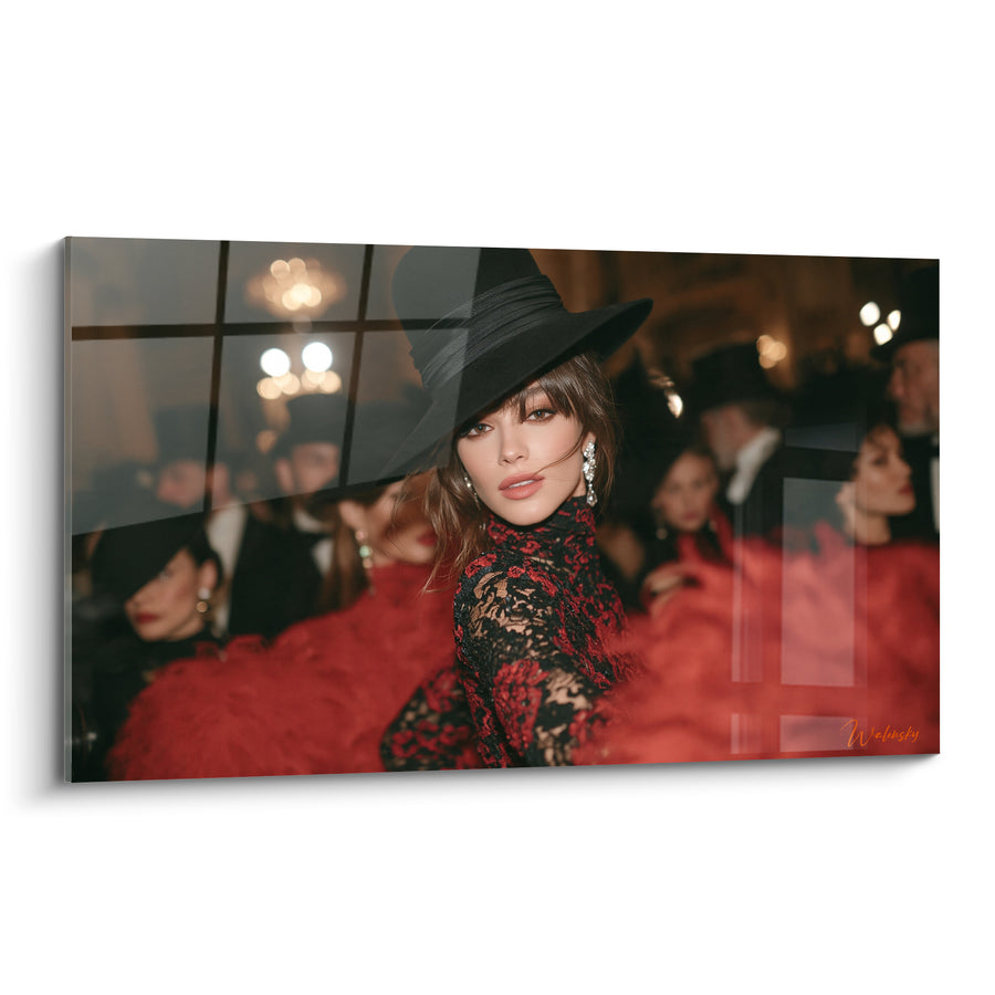 Tableau Chapeau noir large bord et robe rouge dentelée - Boucles d'oreilles scintillantes - Edition Vintage