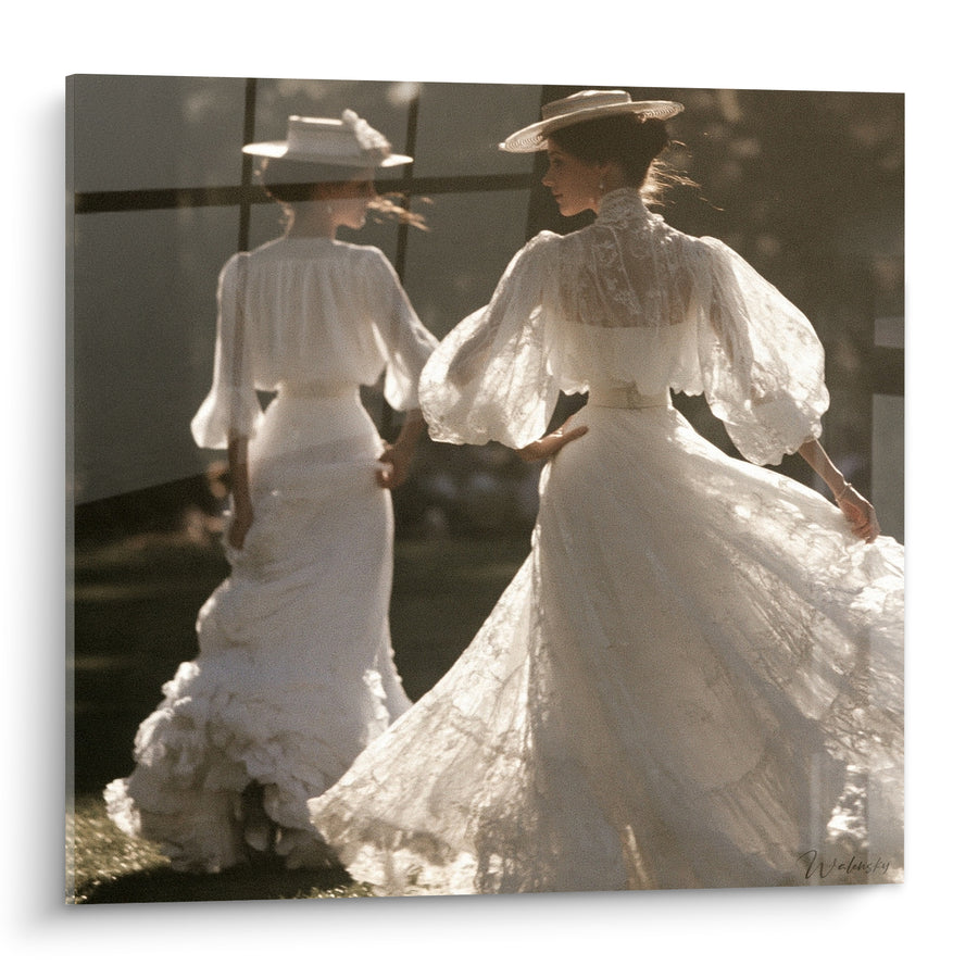 Tableau Femmes robes blanches chapeaux dentelle - Promenade dorée - Edition Vintage