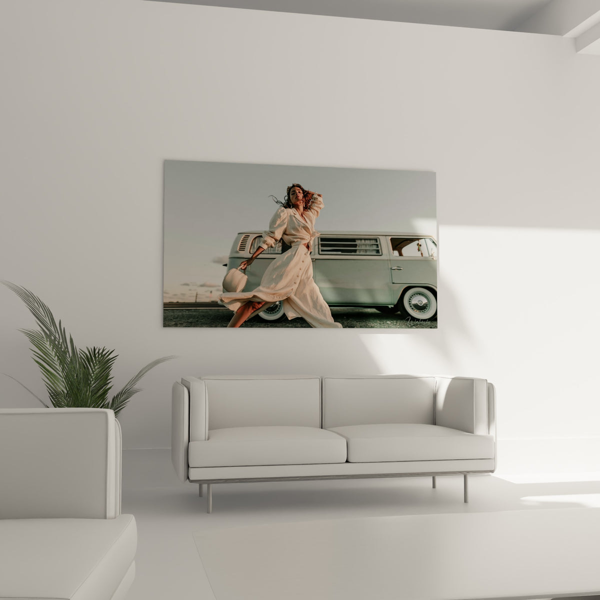 Scène de mouvement en robe ivoire et fourgon anthracite, au-dessus d'un canapé dans un salon lumineux.