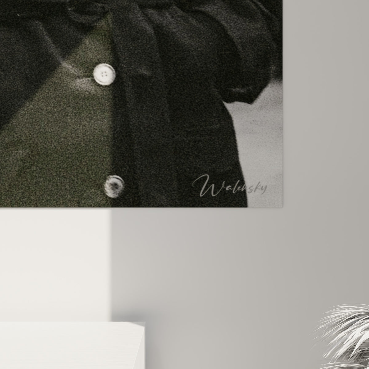 Matière argentique visible sur le manteau noir et le chapeau, grain photographique et contrastes gris anthracite