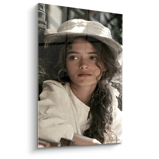 Tableau Jeune femme au chapeau beige et blanc - Songerie silencieuse - Edition Vintage
