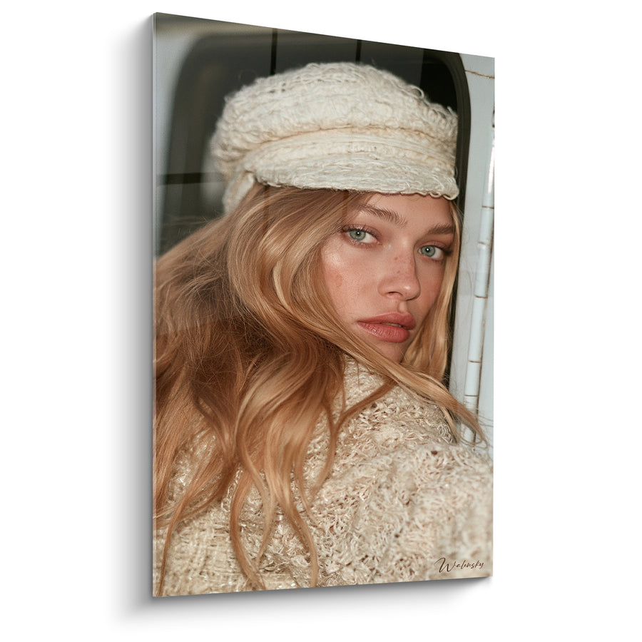 Tableau Casquette en laine ivoire et blonde près d'une vitre - Yeux bleu clair - Edition Vintage