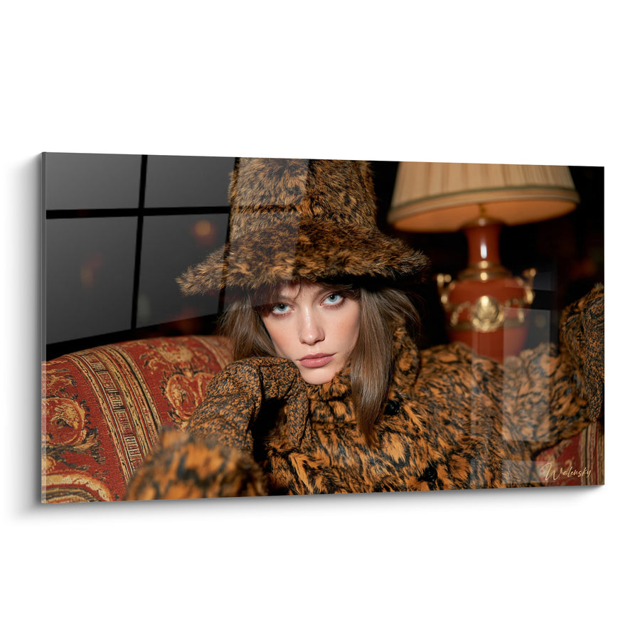 Tableau Portrait femme fourrure ambre et brique - Regard de velours - Edition Vintage