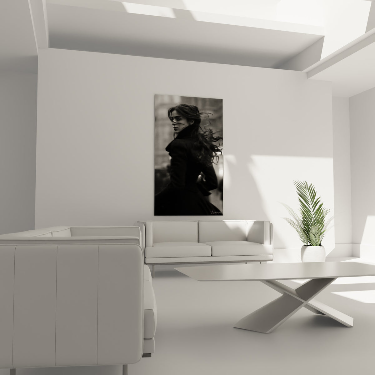 Portrait de femme en noir et blanc aux mèches sombres suspendu au-dessus d'un canapé dans un salon lumineux