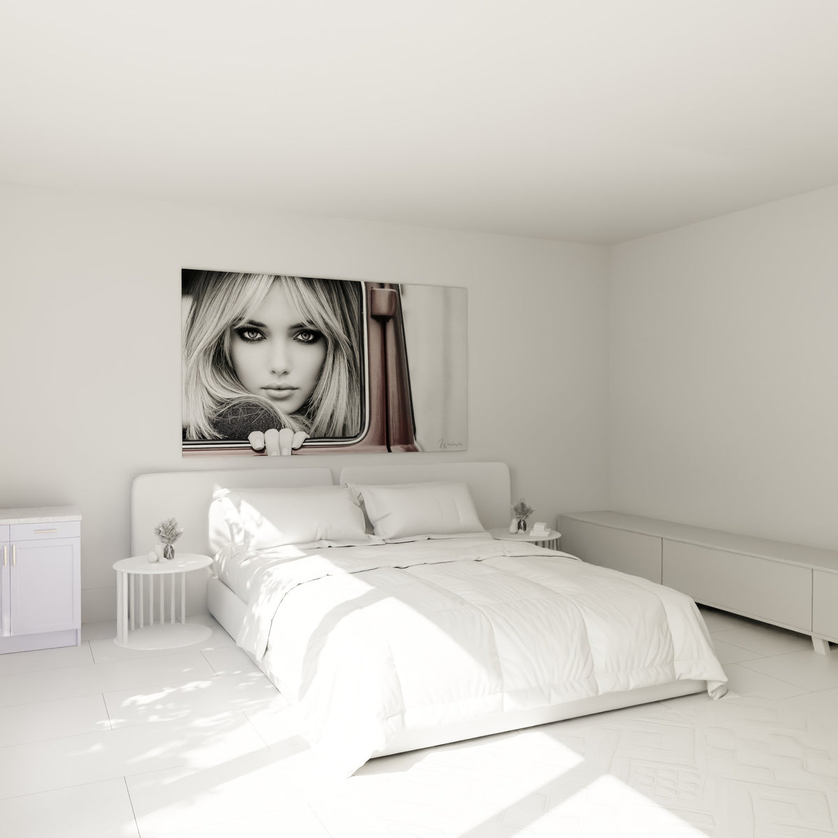 Visage féminin aux mèches blondes et yeux clairs, tableau noir et blanc au-dessus d'un lit dans une chambre claire