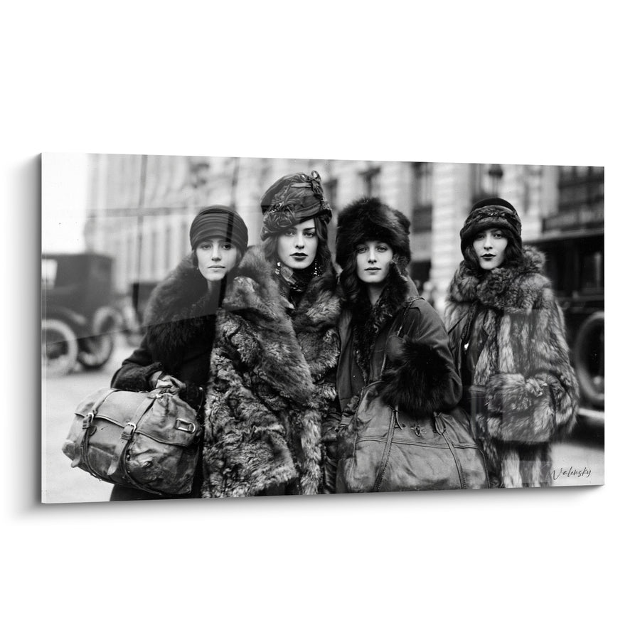 Tableau Quatre femmes en fourrure et sacs de voyage - Voyageuses d'un autre temps - Edition Vintage