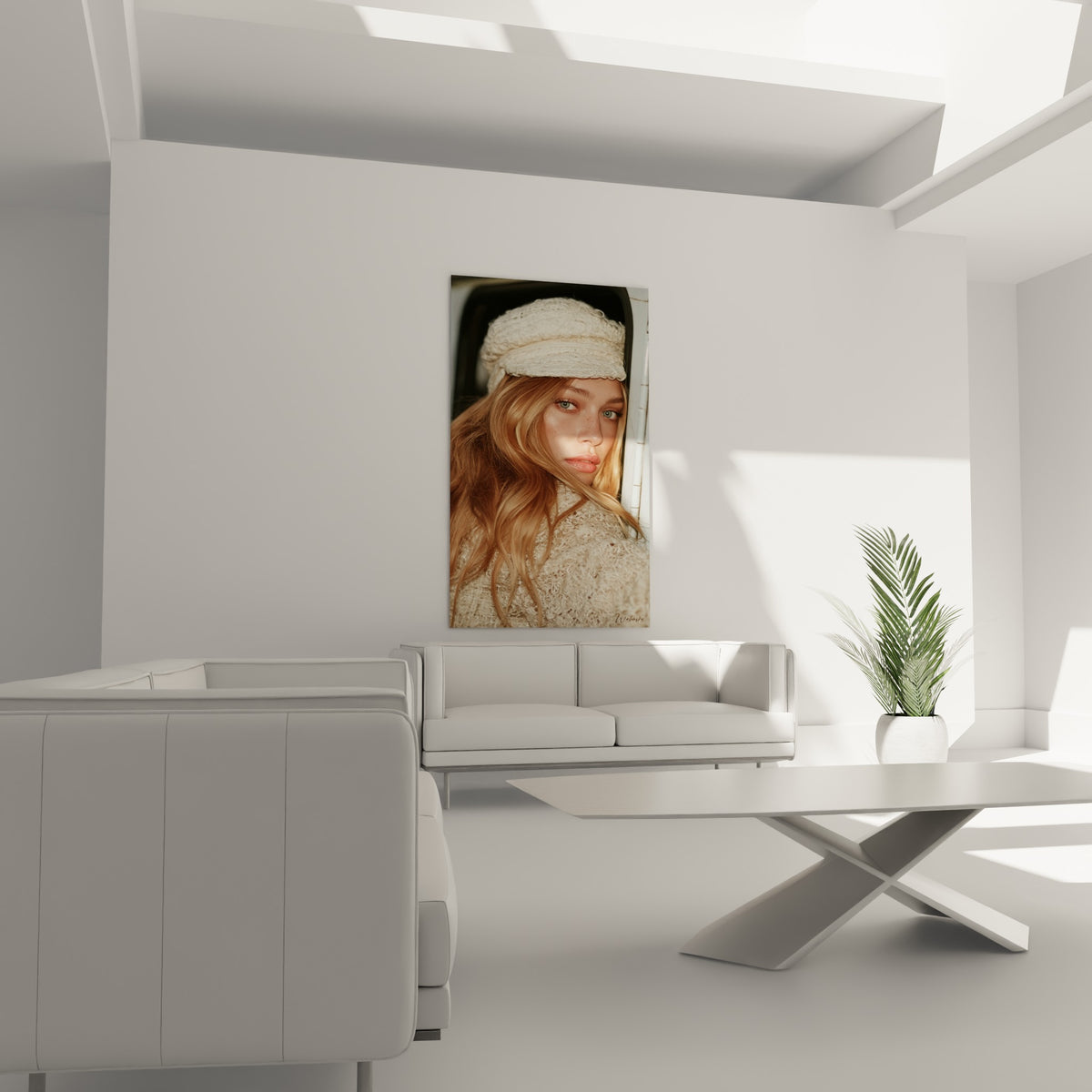 Regard bleu-vert et mèches blondes sous une casquette beige texturée, au-dessus d'un canapé dans un salon lumineux