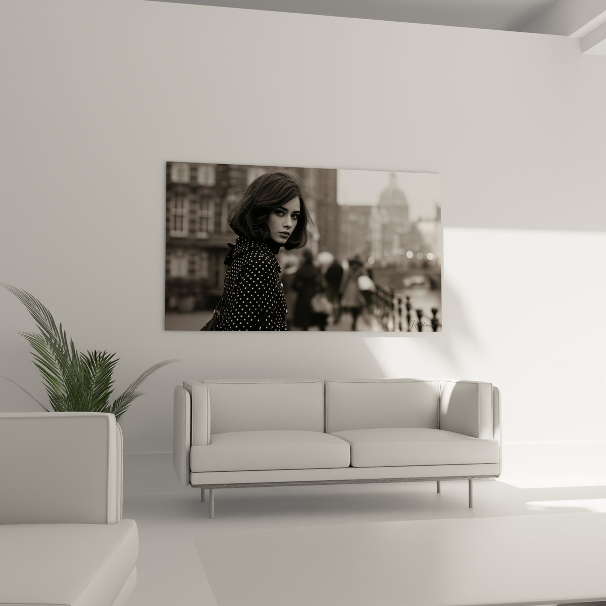 Portrait rétro en noir et blanc, chevelure brune et regard intense, au-dessus d'un canapé dans un salon lumineux