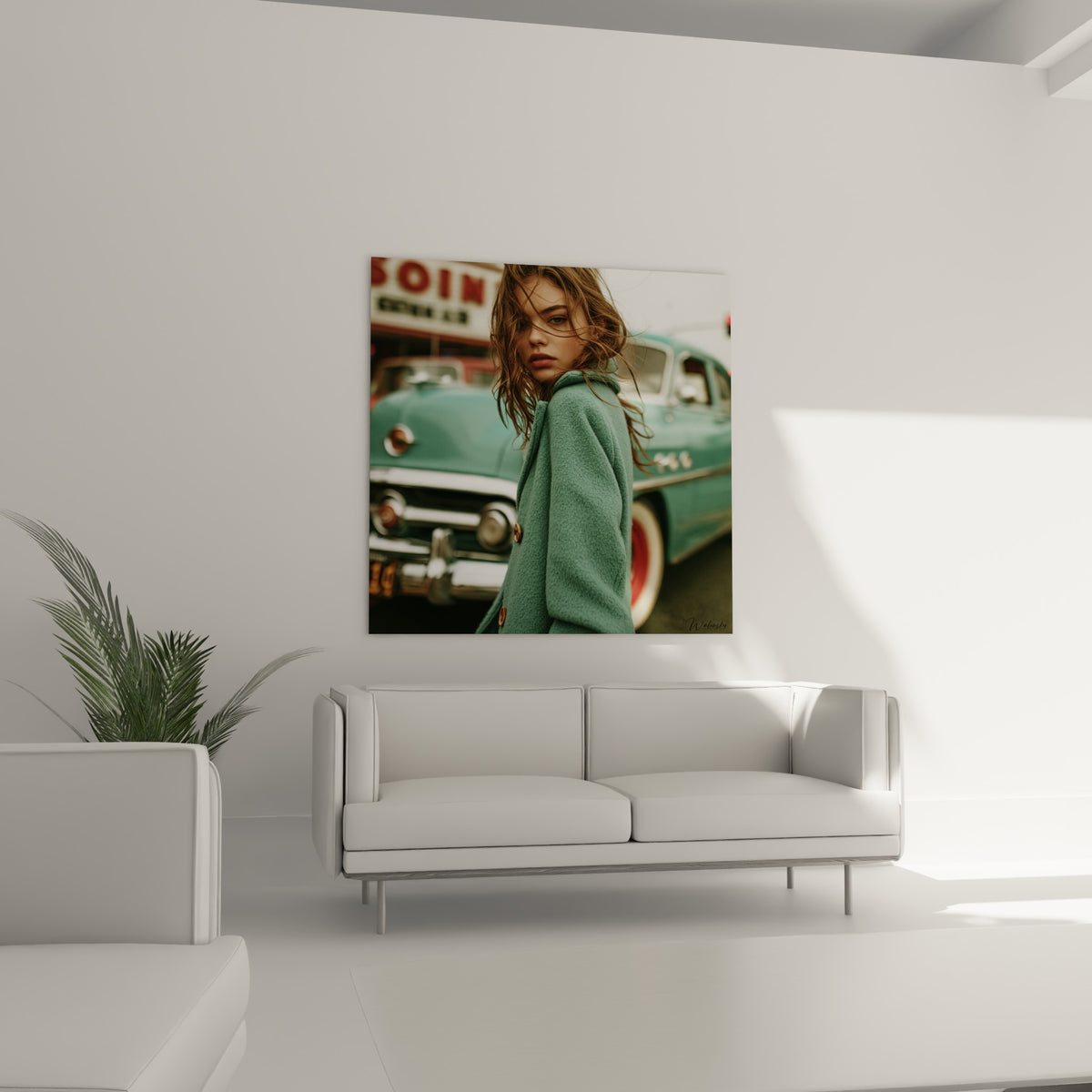 Regard intense d'une femme cheveux au vent en manteau vert, au-dessus d'un canapé dans un salon lumineux