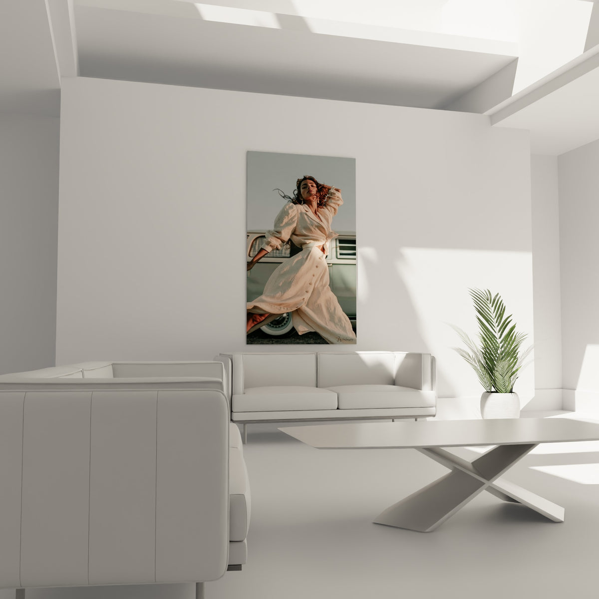Mouvement gracieux d'une robe beige rosé et d'un ciel gris bleuté, au-dessus d'un canapé dans un salon lumineux