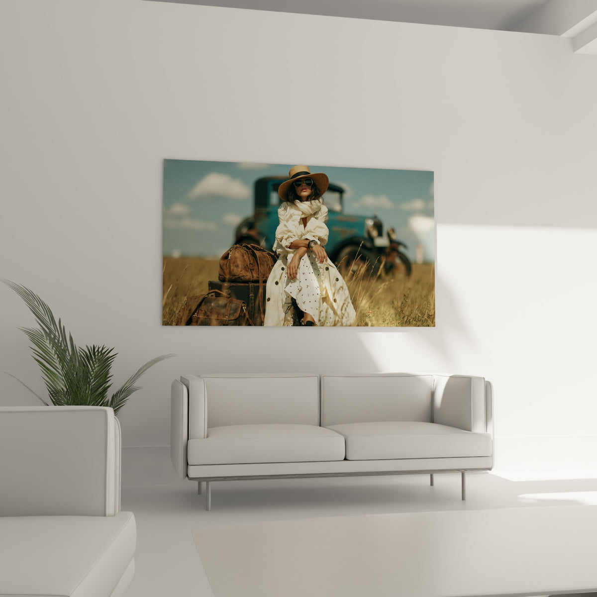 Femme au chapeau de paille et bagages ocre installée au-dessus d'un canapé dans un salon lumineux