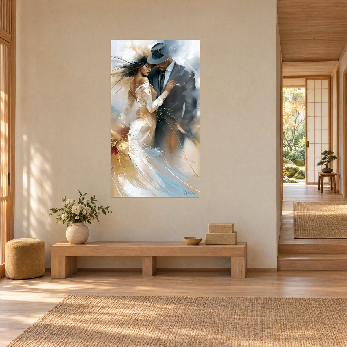 Gemälde einer Tänzerin, deren Haare vom Wind gepeitscht werden, umarmt von einem Mann mit grauem Filzhut, in Weiß, Blau und auf einer Japandi-Wand