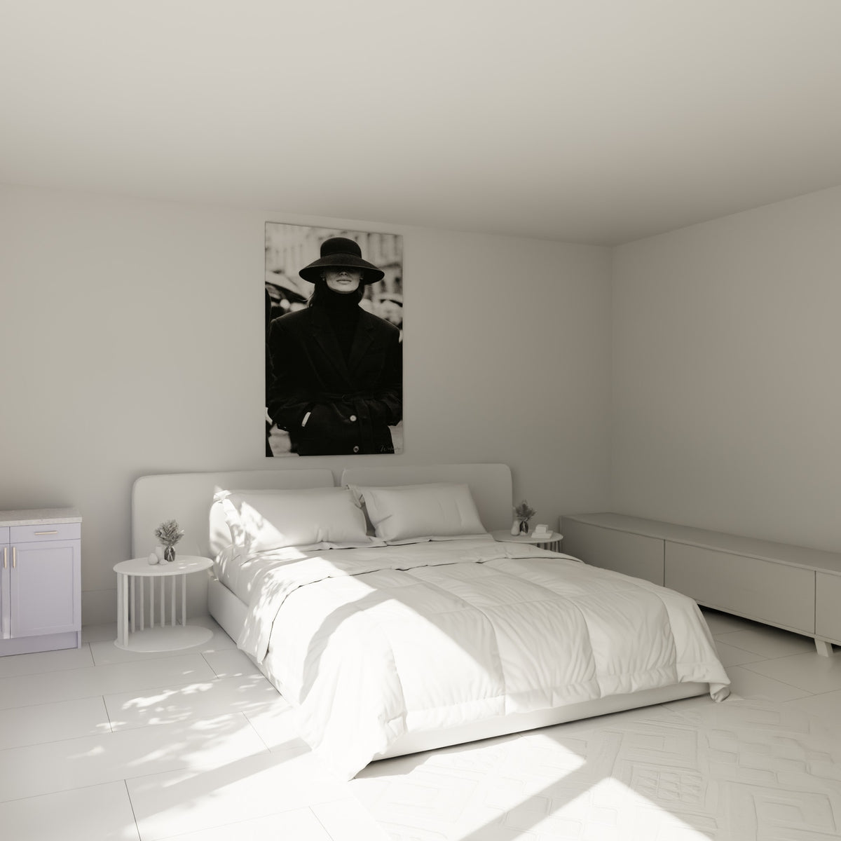 Silhouette élégante en manteau noir et chapeau large au-dessus d'un lit dans une chambre claire