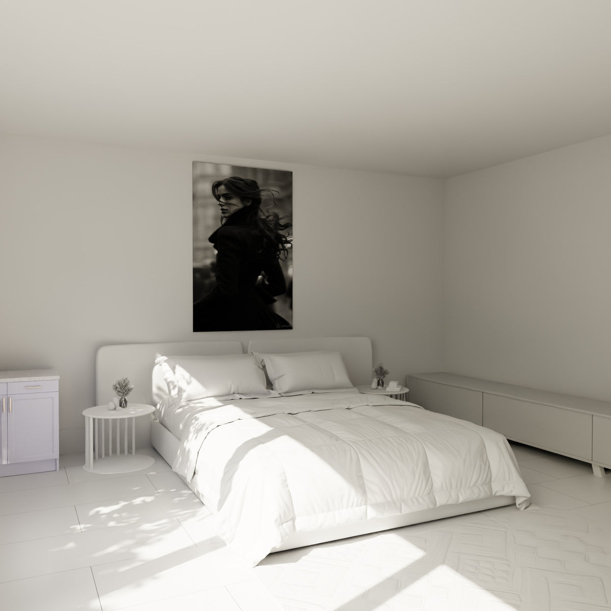 Silhouette féminine en manteau noir et cheveux au vent accrochée au-dessus d'un lit dans une chambre claire