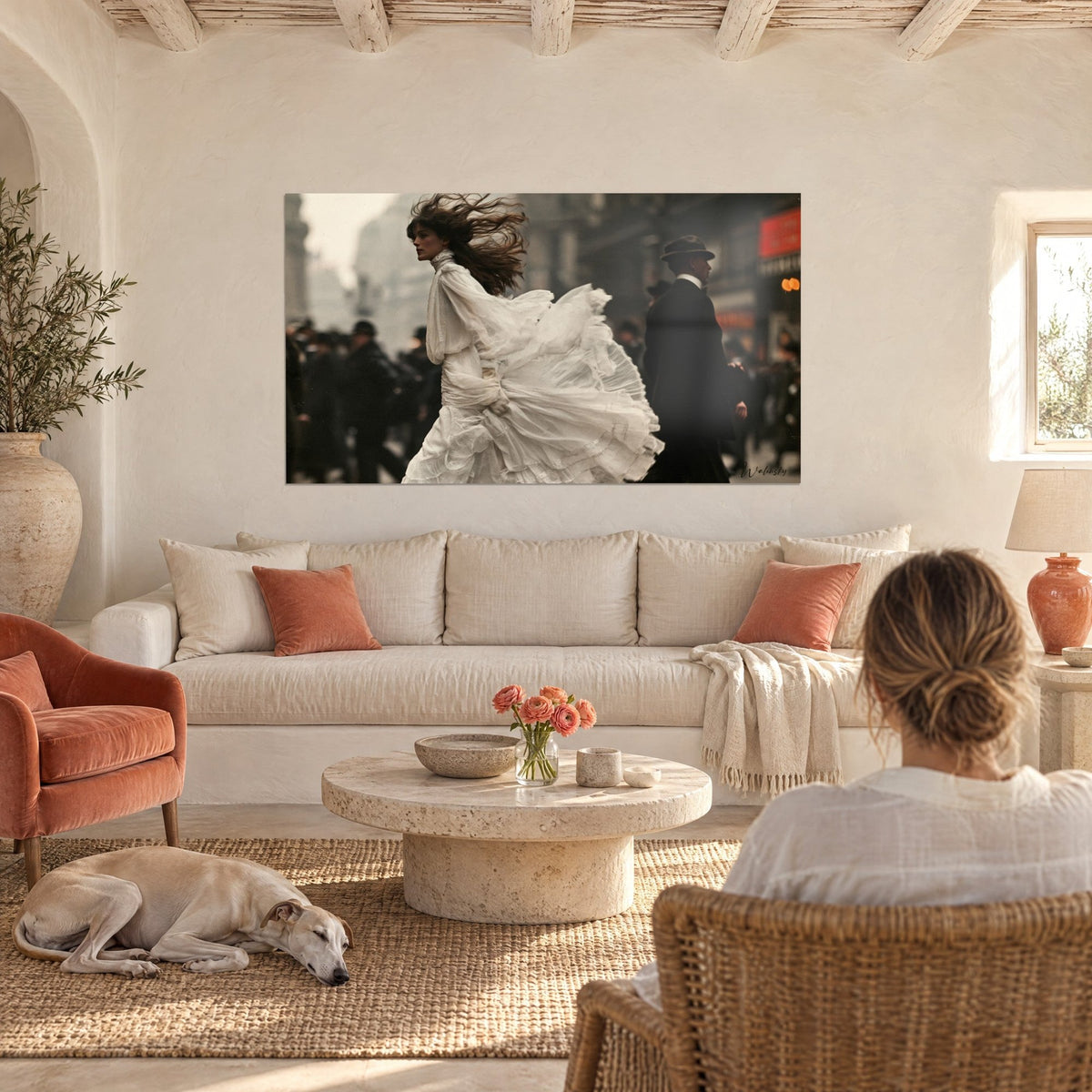 Tableau jeune femme en robe blanche aux cheveux bruns fouettés par le vent, foule noire, au-dessus d'un canapé dans un salon lumineux