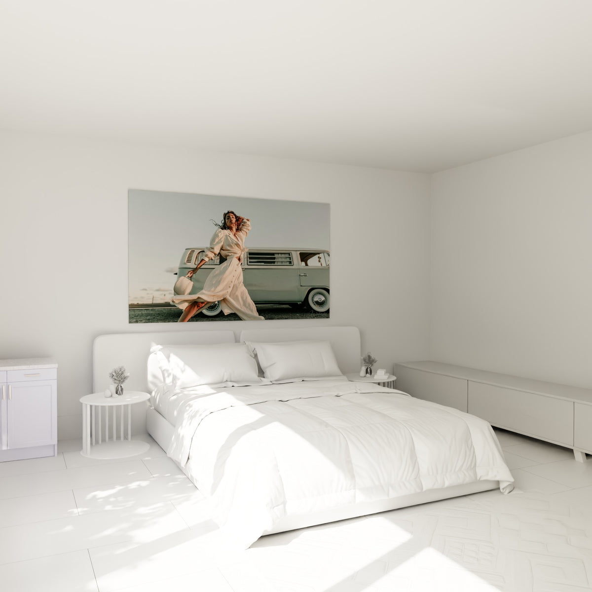 Silhouette en robe crème virevoltante, teintes gris perle, au-dessus d'un lit dans une chambre claire.