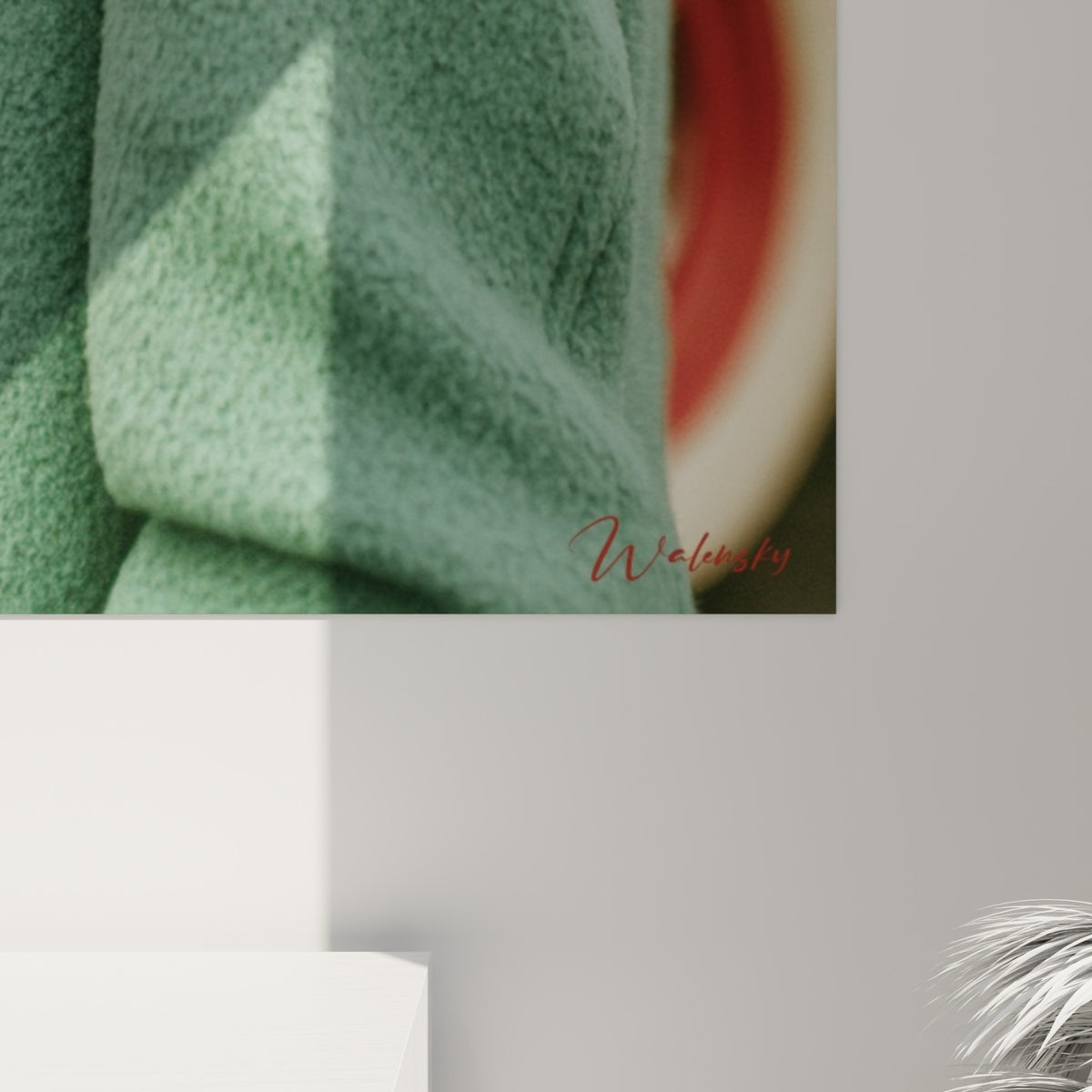 Détail du grain d'impression sur le vert menthe bouclé et les reflets dorés des boutons du manteau