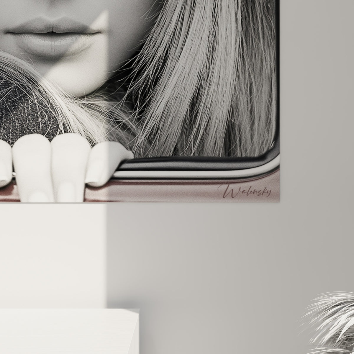 Mèches argentées et grain photographique d'un portrait en noir et blanc, texture fine visible de près.