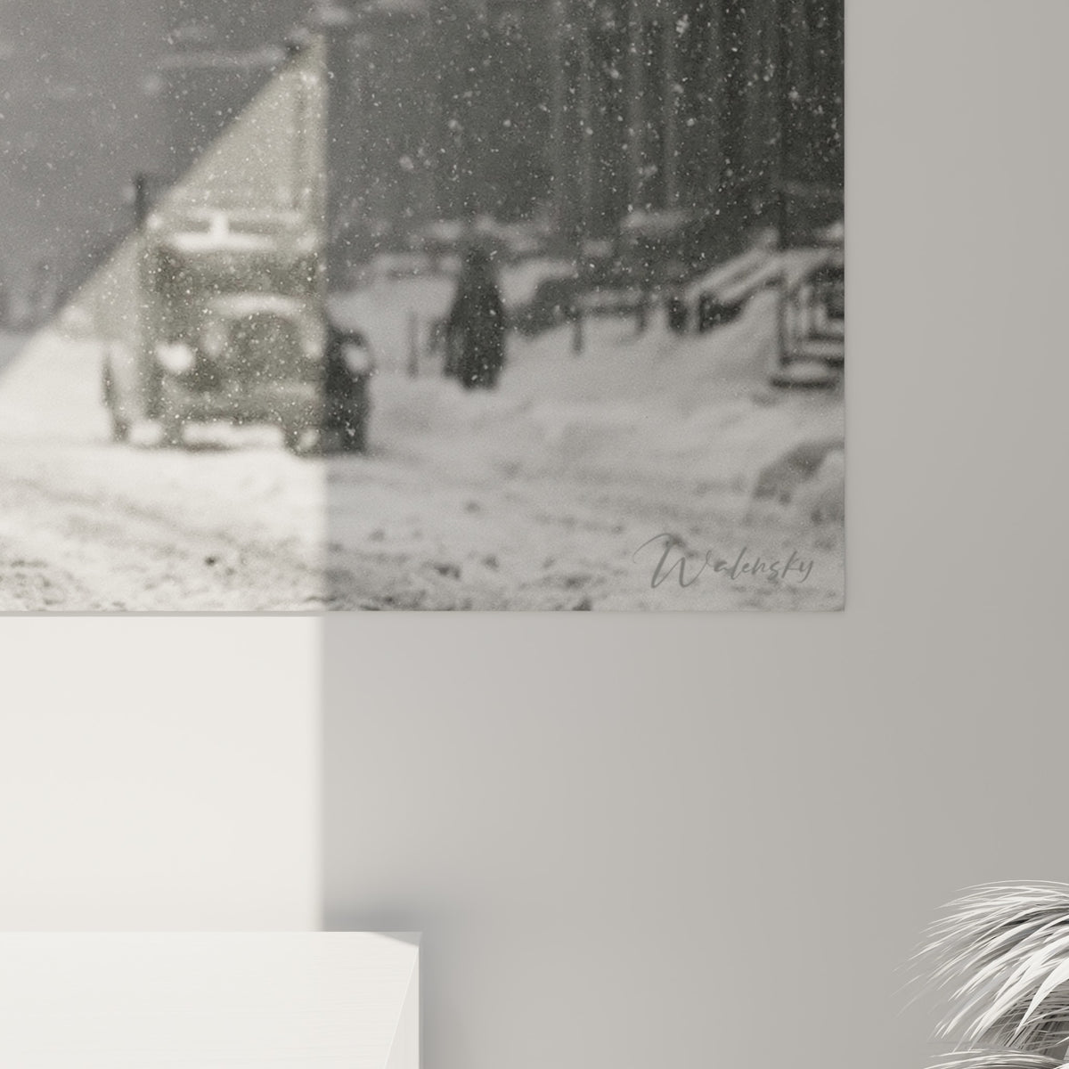 Grain photographique visible sur la neige blanche et les manteaux anthracite, flocons figés en gros plan