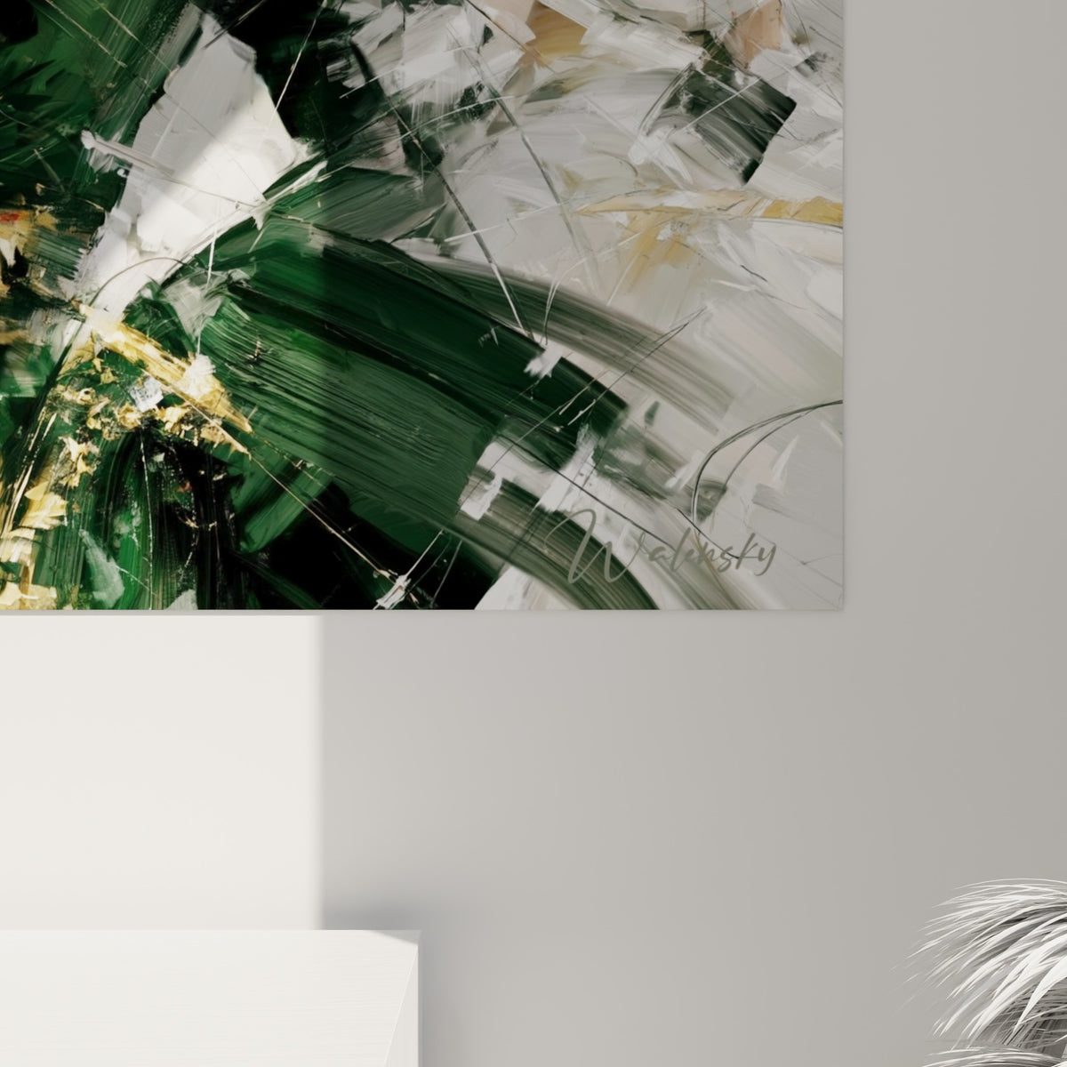 Coups de pinceau expressifs mêlant blanc ivoire, vert bouteille et touches dorées sur la toile accrochée