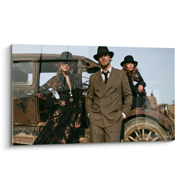 Tableau Trio élégant devant automobile rouillée - Bande de rebelles - Edition Vintage