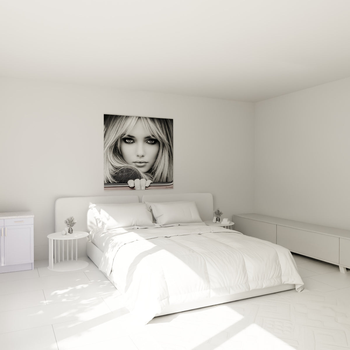 Portrait rétro en gris et blanc d'une femme au regard perçant, au-dessus d'un lit dans une chambre claire.