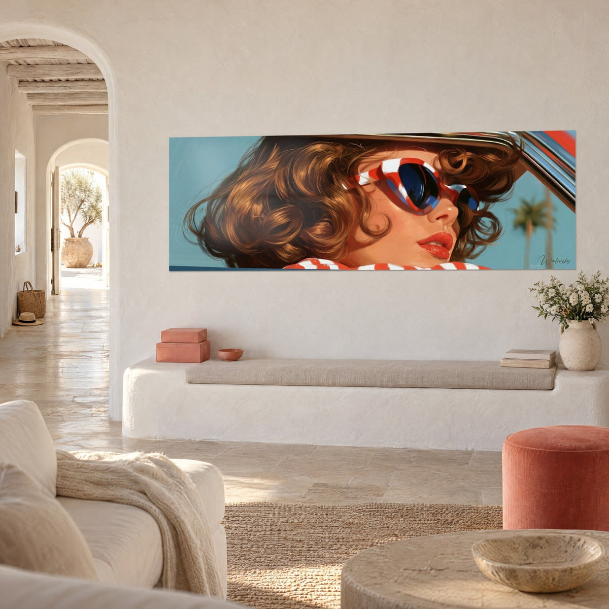Quadro pin-up vintage in cabriolet, labbra corallo e occhiali con montatura rossa e bianca su sfondo blu, vista di tre quarti in una casa mediterranea